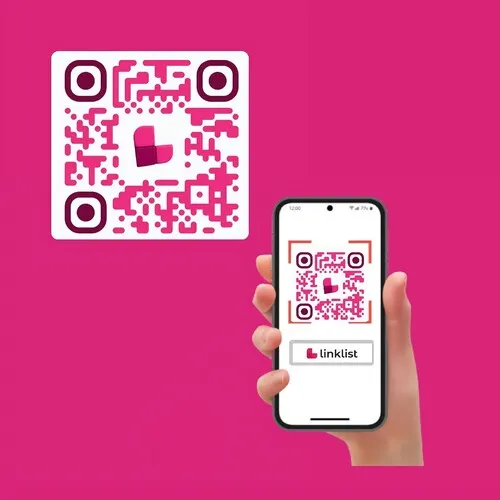 Uma mão segurando um celular apontando para um QR Code